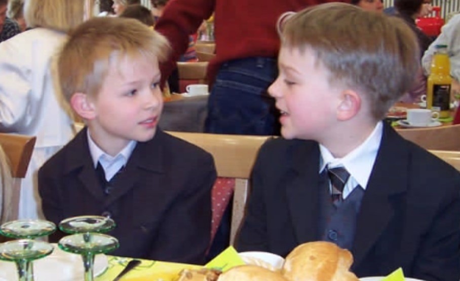 Adrian und Timo als Kinder bei einem gemeinsamen Essen